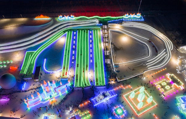 Größtes Eisskulpturen-Festival bestückt Pinguine mit Rucksäcken