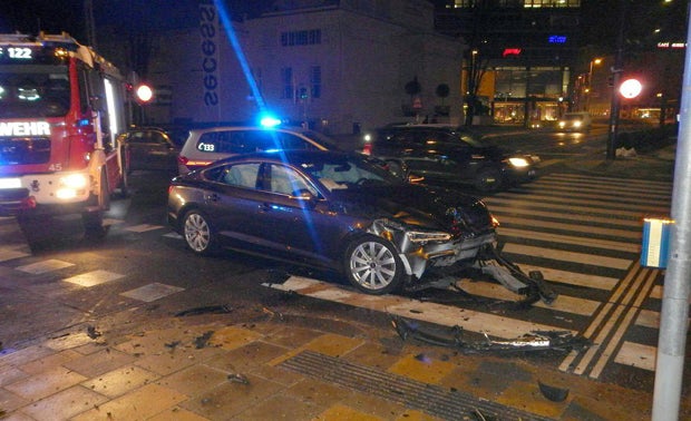 Frau krachte mit Auto in 'Mann'-Filiale