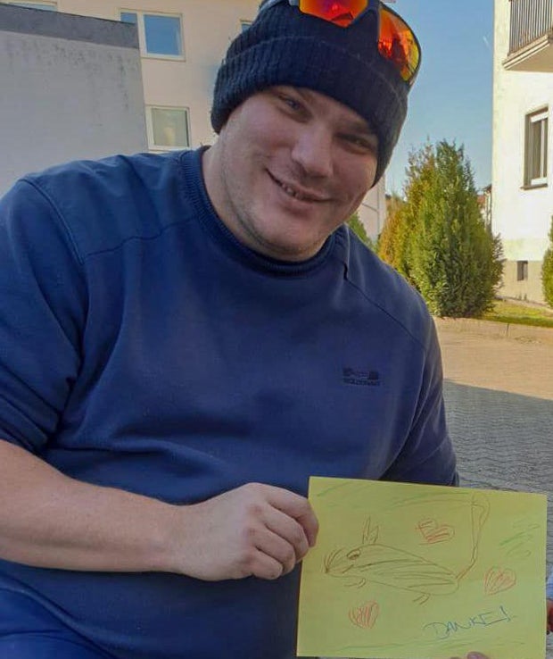 Tierretter 'schraubten' Ratte aus Kanaldeckel