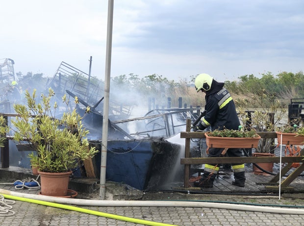 Vier Rundfahrtschiffe am Neusiedler See standen in Brand
