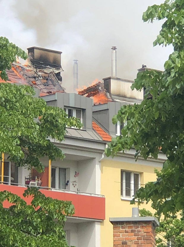 Dachbrand in Mehrparteienhaus - Fünf Verletzte