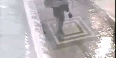 Schreck: Dach st&uuml;rzt auf Spazierg&auml;nger