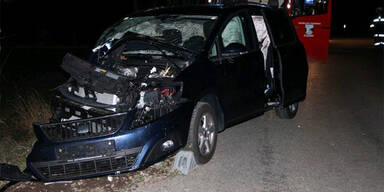 Pkw kam von Straße ab und rammte Baum