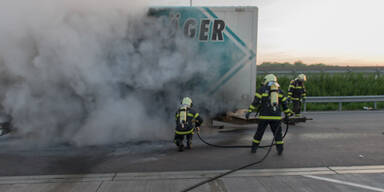 Lkw fing an einem Autobahnparkplatz Feuer