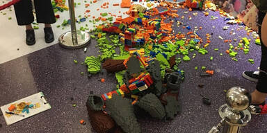 Kind zerst&ouml;rt 15.000 Euro teure Lego-Skulptur