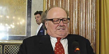 Graf Ali verhöhnt das Parlament