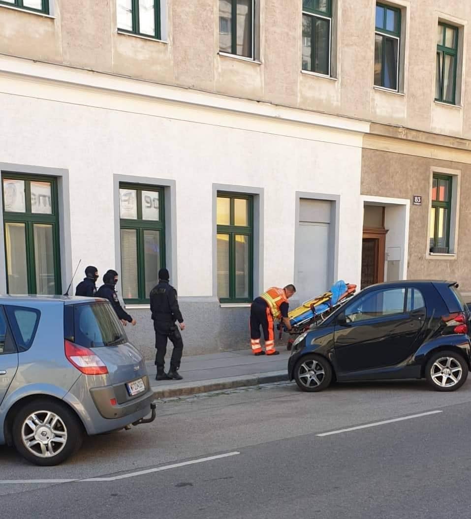 Alkoholisierter schoss bei Verfolgungsjagd aus Autofenster
