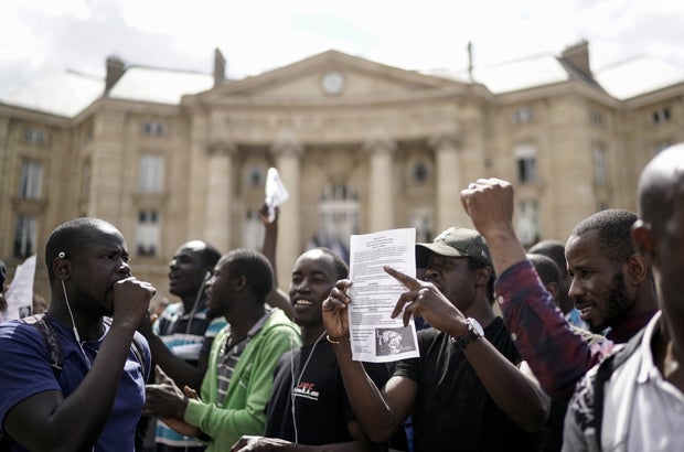 Hunderte Migranten besetzen Pariser Pantheon