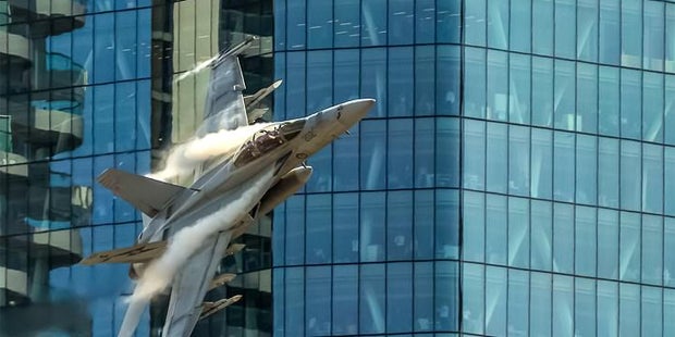 Airforce-Monster kuschelt mit Wolkenkratzern