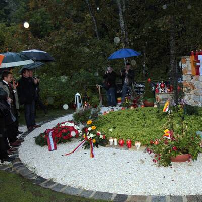 Kranzniederlegung am Grab von Jörg Haider
