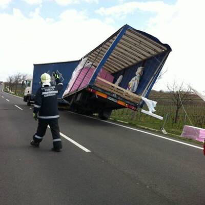 Sturm kippt LKW um