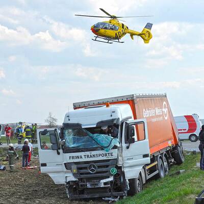 Bilder vom Schulbusunfall in Schwand