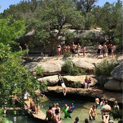 Irrer Sprung ins Wasserloch