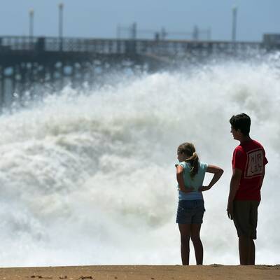Ein Sanddamm an der Küste