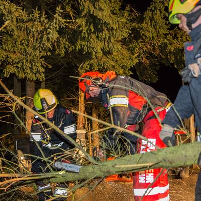 Im Bild: Die Florianijünger beim Aufräumen