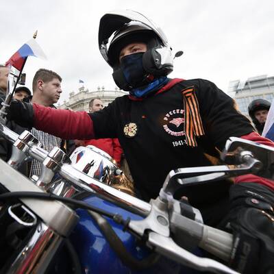 Nachtwölfe legen Kranz in Wien nieder