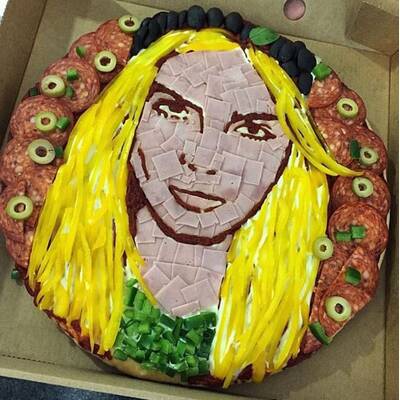 23. Weil sie bei jedem noch so anstrengenden, zermürbenden Job Zeit für Spaß und Albernheiten findet. 