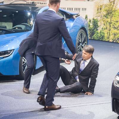BMW-Chef kollabiert bei Auto-Schau