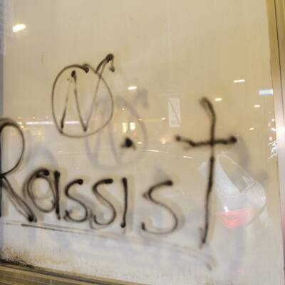 Er will keine Flüchtlinge behandeln, jetzt wurde er Opfer einer Schmierattacke.