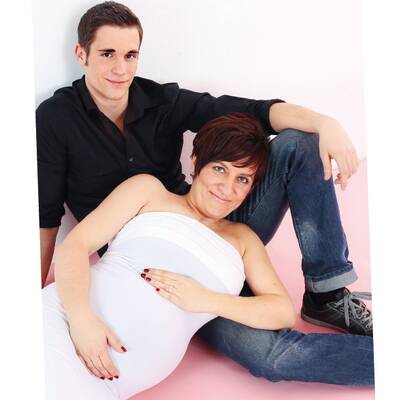 Trainerin  zeigt Baby- Bäuchlein