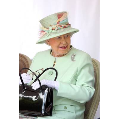 Queen Elisabeth mit ihrem Wegbegleiter: Der Launer-Handtasche