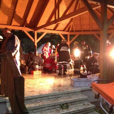 Pöchlarn mehrere Verletzte Bäume auf Personen gestützt