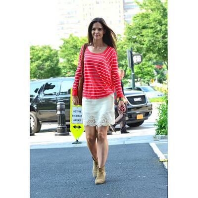 Katie Holmes liebt ihre beigen Ankle-Boots