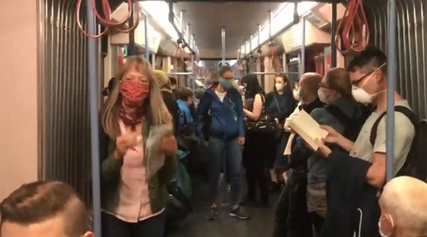 So eng ist es in der U6 schon wieder