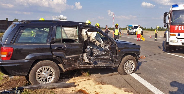 Jeep von Leitschiene aufgespießt: Lenker überlebt Horror-Crash