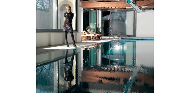 Frau Gucci zeigt ihr Zuhause über den Hügeln Roms