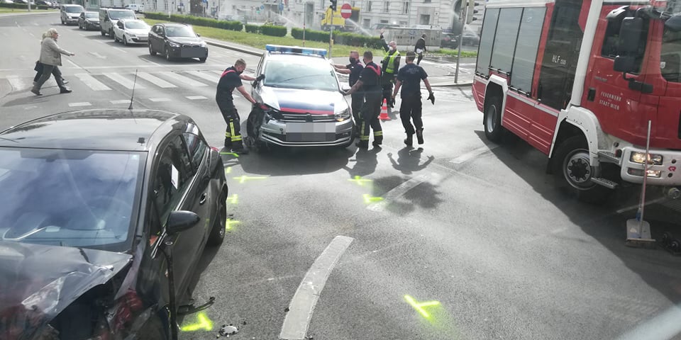 Crash im Morgenverkehr: Polizeiauto kracht in Pkw