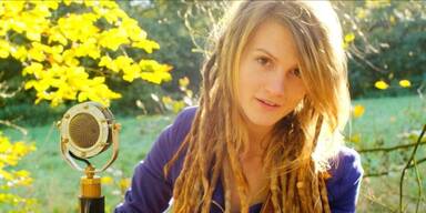 Fridays for Future lud wei&szlig;e S&auml;ngerin mit Dreadlocks aus