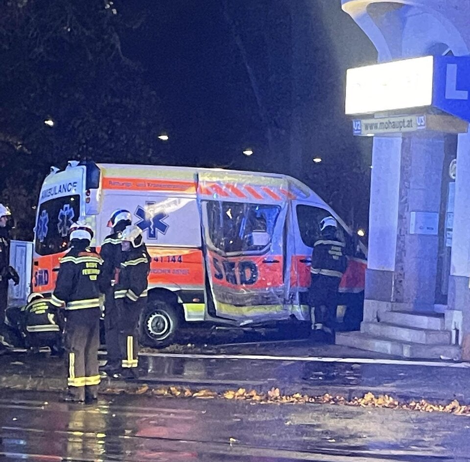 Rettungsfahrzeug kollidiert mit Polizeiwagen auf Schmelzbrücke