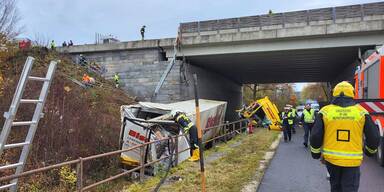 LKW st&uuml;rzt 15 Meter in die Tiefe
