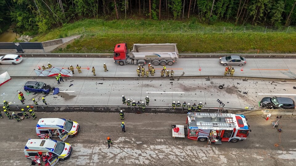 Geisterfahrerin rammt Auto auf der A1 - erste Bilder