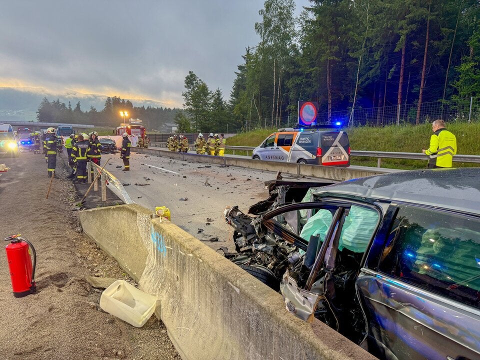 Geisterfahrerin rammt Auto auf der A1 - erste Bilder