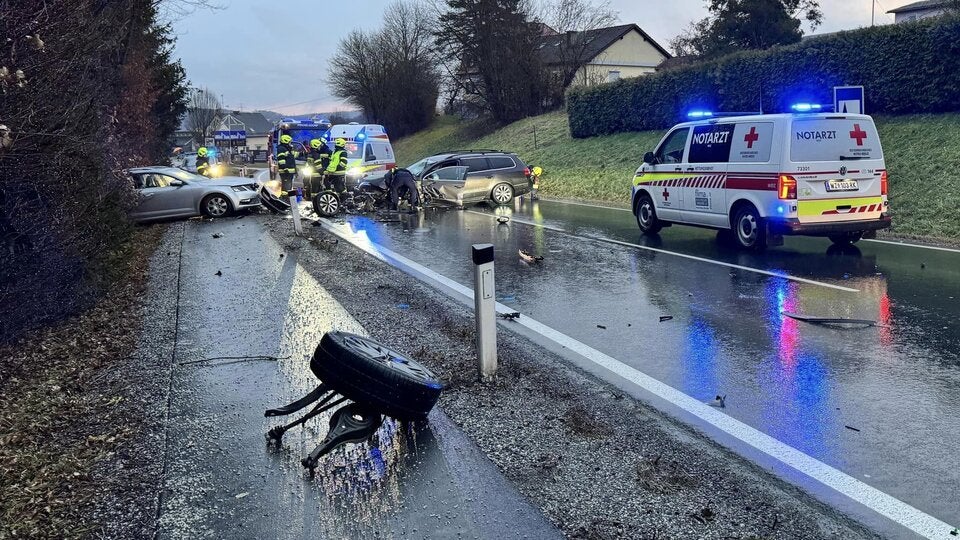 Alkolenker (23) verursacht Frontal-Crash mit vier Verletzten