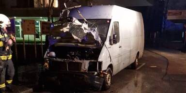 Kopie von Kastenwagen in Wels von Pyro-Chaoten in die Luft gesprengt