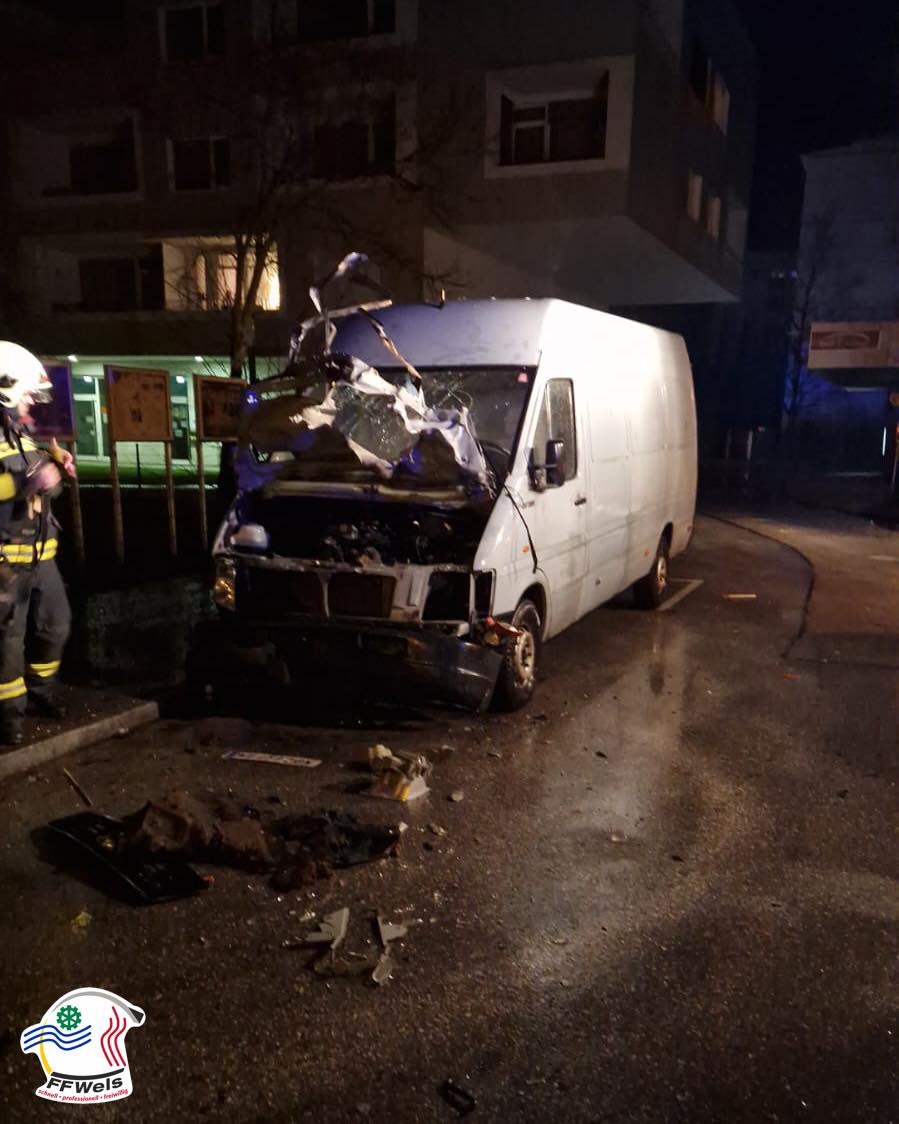 Kastenwagen in Wels von Pyro-Chaoten in die Luft gesprengt