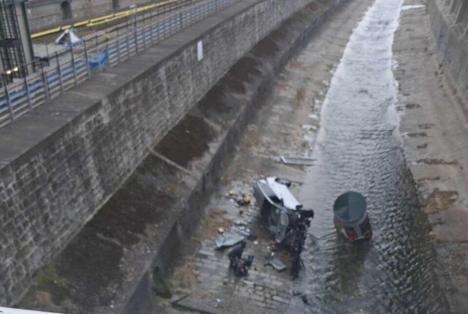 Auto in Wienfluss gestürzt