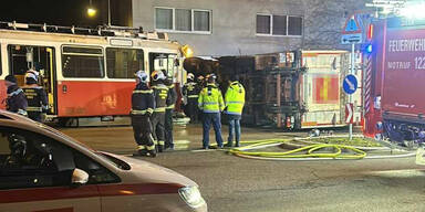 Unfall in Wien: Lkw rammt Bim