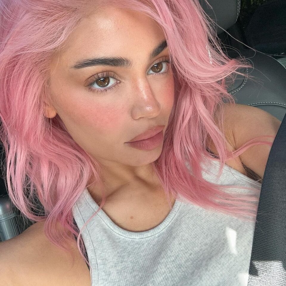Kylie Jenner ist mit ihrem “Bubblegum Hair” kaum wiederzuerkennen.