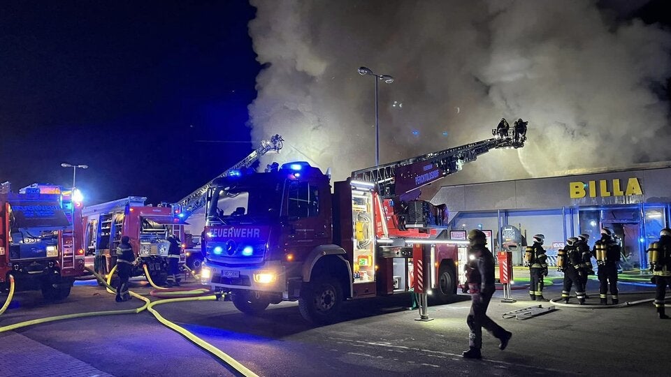 Großbrand: Billa-Filiale in Breitenfurt bei Wien in Flammen