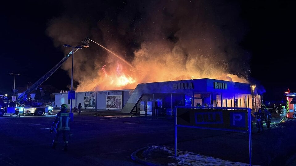 Großbrand: Billa-Filiale in Breitenfurt bei Wien in Flammen