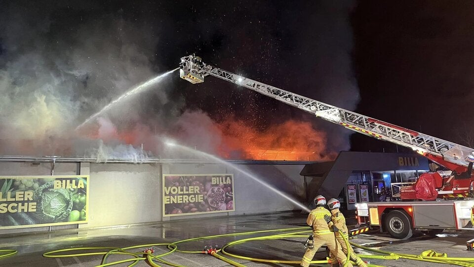 Großbrand: Billa-Filiale in Breitenfurt bei Wien in Flammen