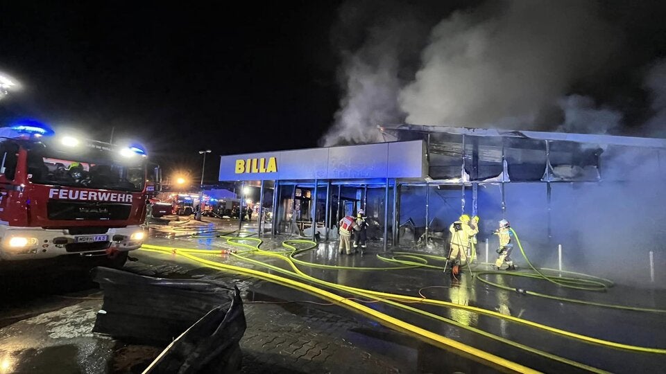 Großbrand: Billa-Filiale in Breitenfurt bei Wien in Flammen