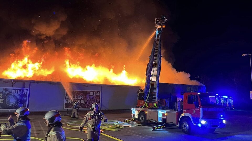 Großbrand: Billa-Filiale in Breitenfurt bei Wien in Flammen
