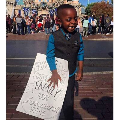 So süß feiern Kinder ihre Adoption 