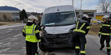 Klein-Lkw krachte gegen Tankstellen-Preistafel