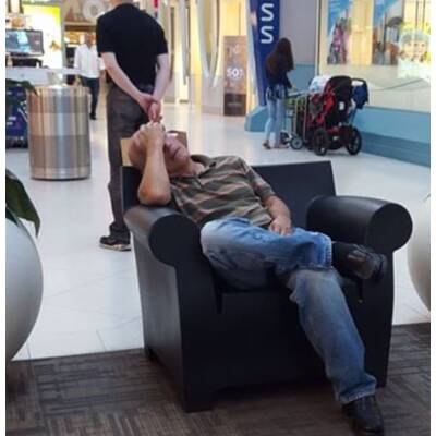 Männer beim Shopping